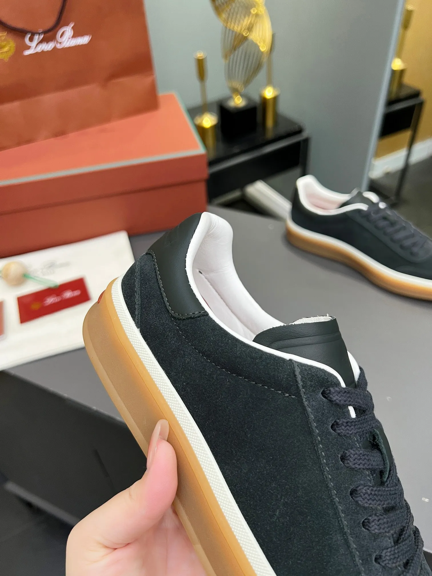 Men's shoes 💰600 purchasing agent, high version 🦅⛳️ Italy [Loro Piana] Tennis walk series LP couple's moral training shoes casual sports shoes sneakers 🎁🎁 Original purchase development and production This new suede tennis shoe adopts an ultra-low design, suitable for wearing all year round 👫👫 The wrapped sole creates an effortlessly attractive color combination that harmoniously blends functionality with understated style, making it the ideal shoe for urban wear. Soft calfskin tongue with Kummel color insert at the heel, cotton lace upper with embossed LP logo, cowhide suede sole, rubber-lined calfskin ✦Upper: imported first-layer cowhide➕customized original cowhide ✦lining: cowhide lining➕cowhide insole ✦sole: original molded TPR ultra-light outsole ✦packaging: original complete package ✦Female size: 35--40, ✦Male size: 39--45,